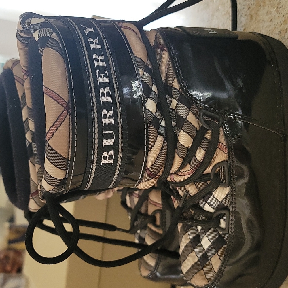 Burberry snow boots for kids